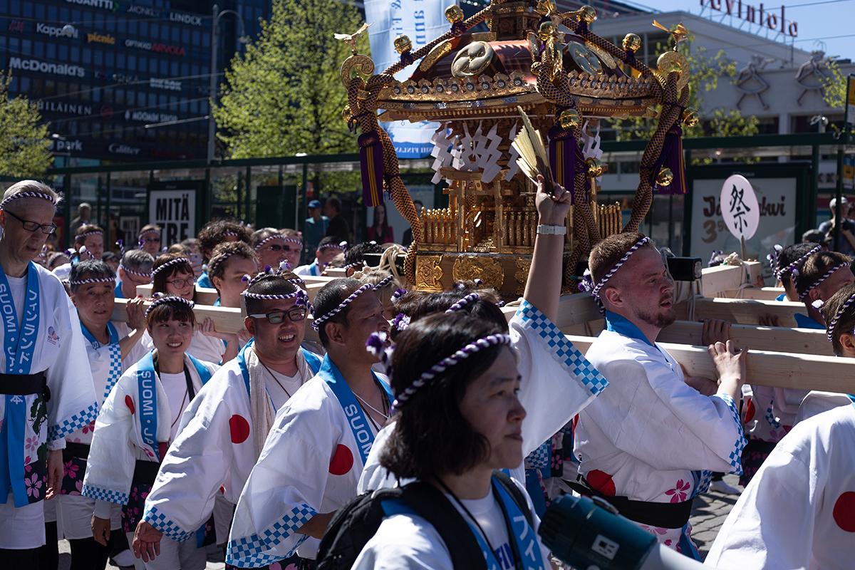 Perinteisiin matsuri-asuihin pukeutuneet kantajat kuljettavat šintolaista pienpyhäkköä, Omikoshia, Helsingin keskustan halki. Pyhäkköä käytetään šintolaisten kamien eli pyhien henkien siirtämiseen paikasta toiseen. Perinne pohjautuu ajatukseen, että kamit tulee aika ajoin päästää ulos temppeleistään, jotta he olisivat tyytyväisiä. Suomeen tuotu pyhäkkö koostuu 30 000 osasta ja painaa noin 100 kiloa. Omikoshin voi nähdä Kansallismuseossa ilmaiseksi 20.5.–2.6.